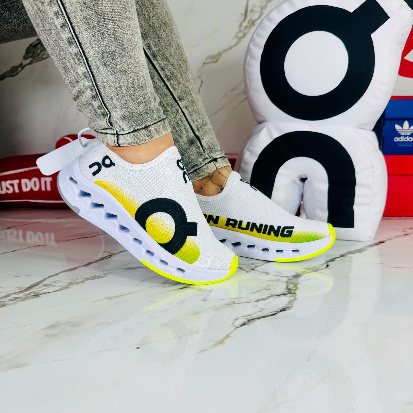 Tenis On Mat Cloud Media